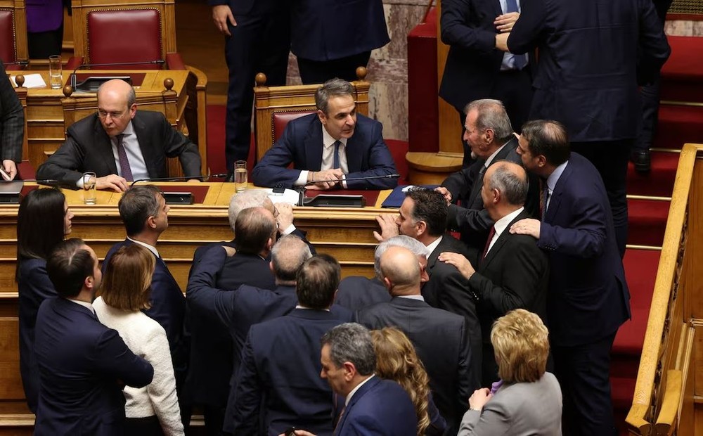 2025年3月7日，希腊雅典，希腊总理基里亚科斯·米佐塔基斯在议会对其政府的不信任动议结果公布后与本党议员交谈。（图：路透社）