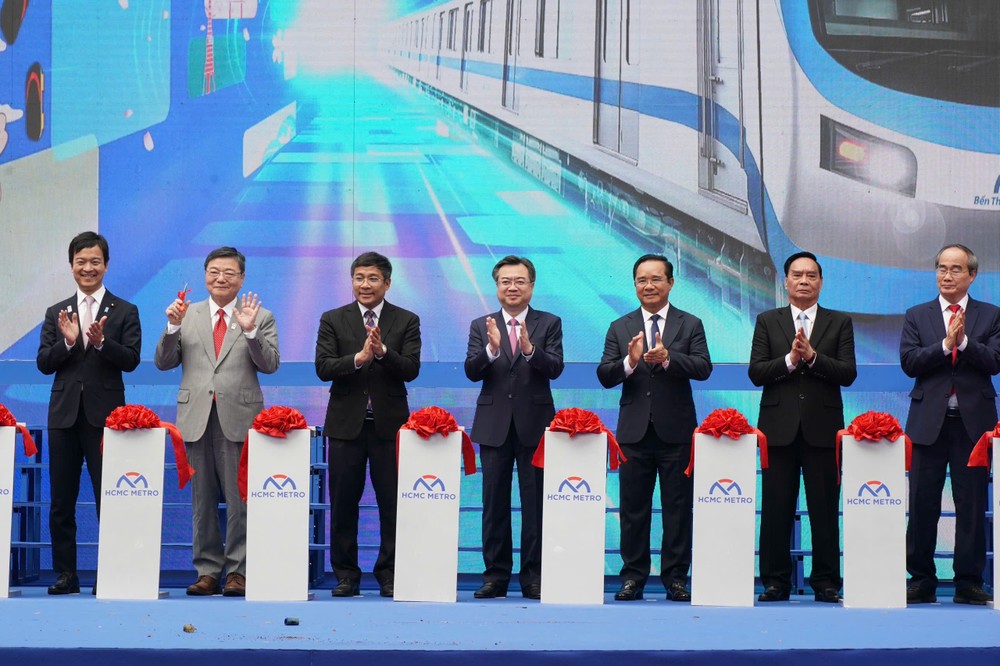 各位代表为地铁1号线落成剪彩。