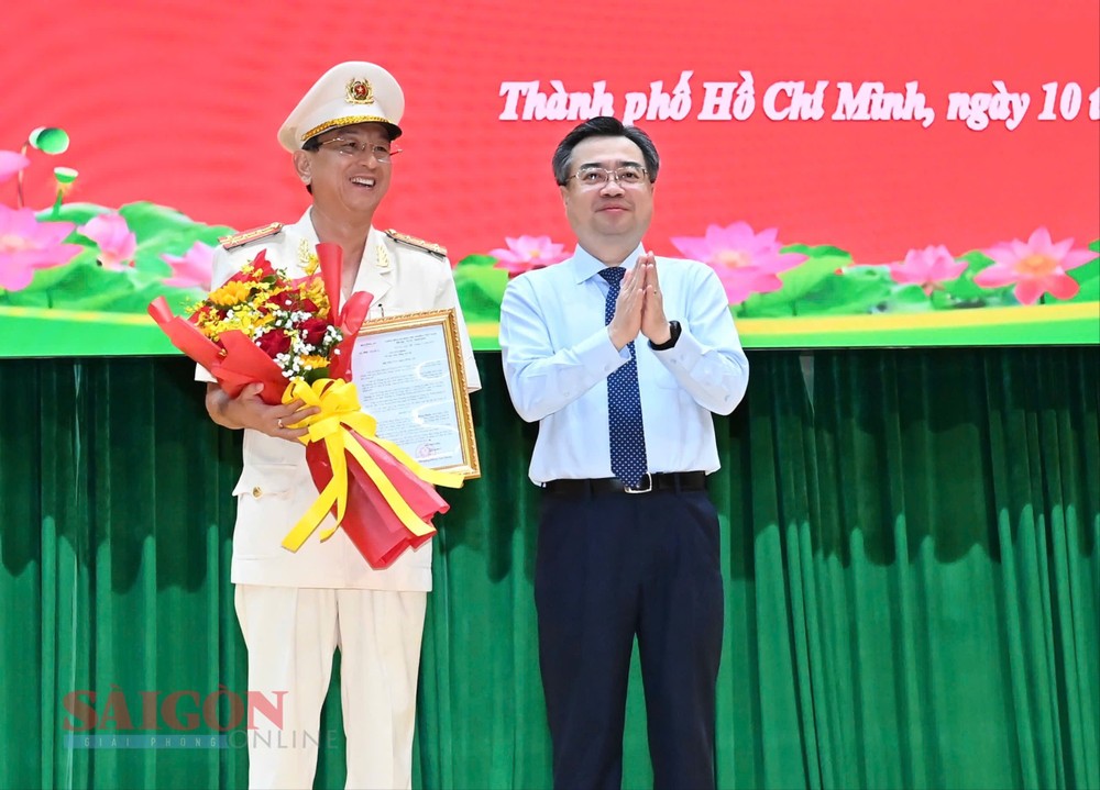 市委常务副书记阮青毅祝贺陈鸿明大校。（图：越勇）