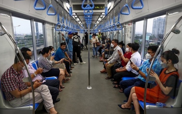 乘坐地铁1号线的乘客。（图：VnE）