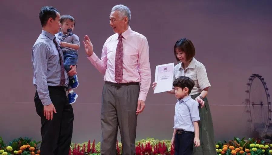 李显龙在南洋理工学院主持德义区新公民仪式。（图：新加坡资讯通信媒体发展局）