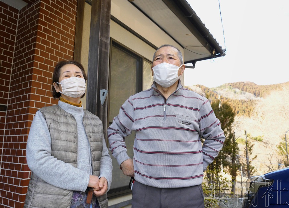 当地时间3月9日下午，大规模山林火灾的疏散指示在部分地区解除后，居民志田千贺子（72岁、左）和嘉功（76岁）回到家里。（图：共同社）