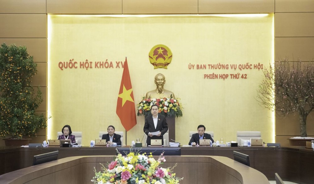 图为国会主席陈青敏（站）主持国会常委会第42次会议。（图：国会）