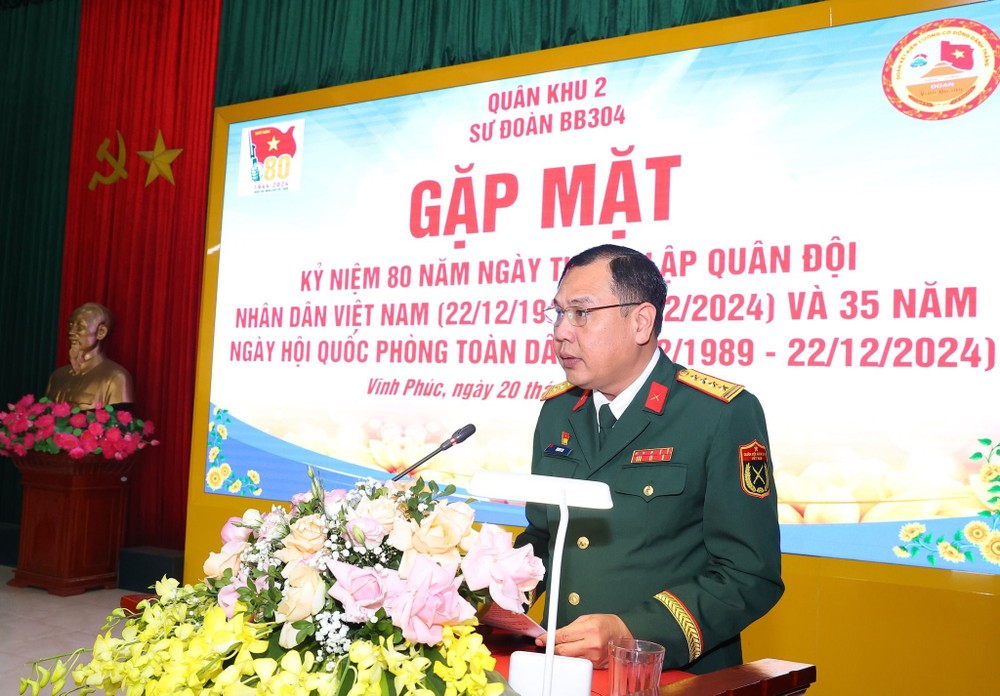 第304师团师长郑歌大校在仪式上致辞。（图：越通社）