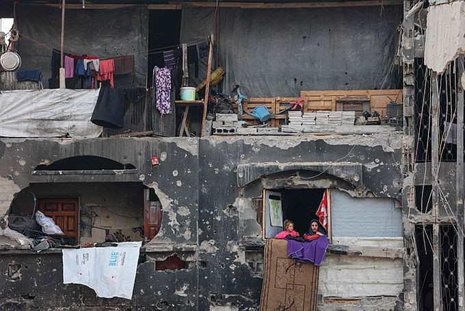 2025年3月9日，在穆斯林斋月开斋前，两名流离失所的巴勒斯坦女孩在加沙北部城镇拜特拉希亚（Beit Lahia）一个破房子里暂时栖身。（图：AFP）