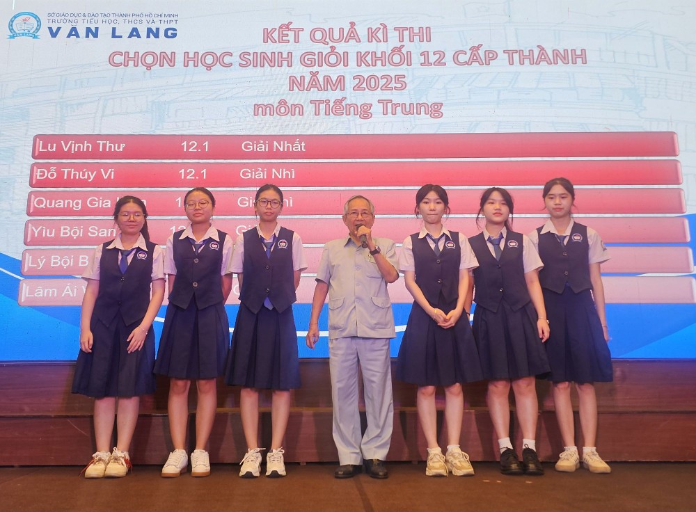 文朗学校主席阮曰朗与6名考到优秀生称号学生合照。