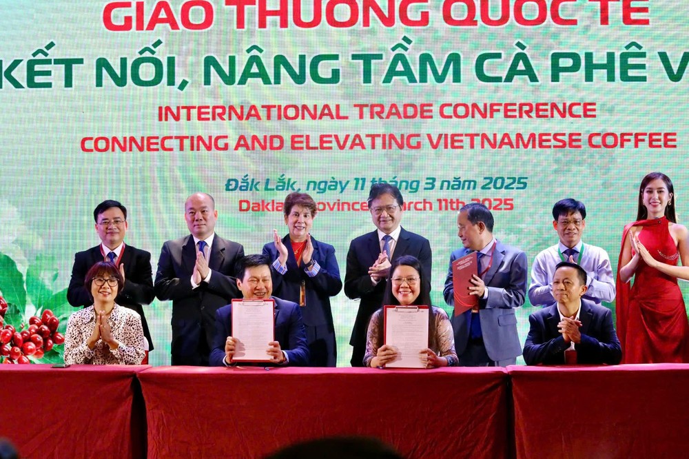 德乐省咖啡企业与合作伙伴签署协议。