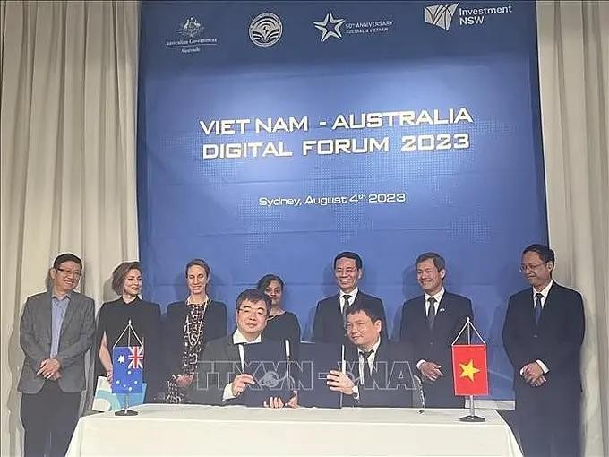 悉尼科技大学与邮电技术学院代表签署了谅解备忘录(MOU)。（图：越通社）