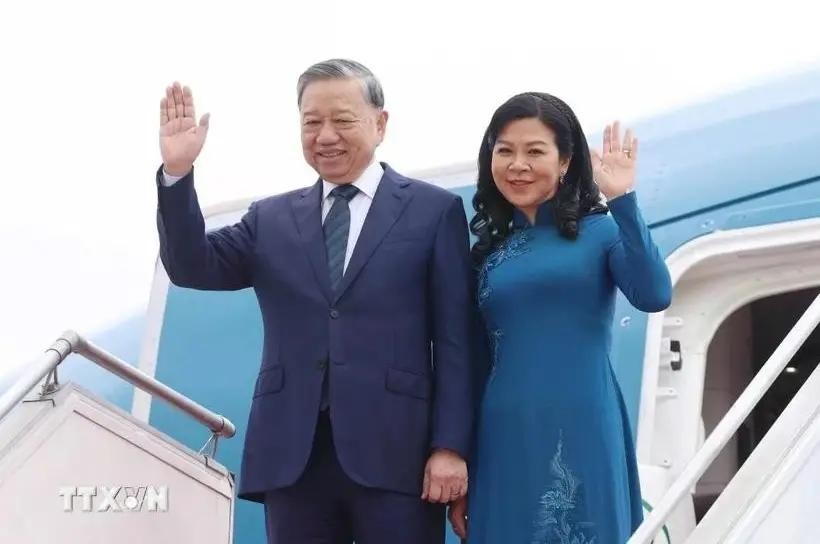 党中央总书记苏林和夫人。（图：越通社）