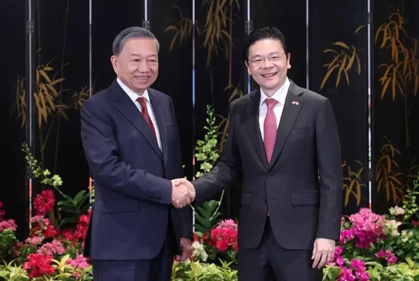 越南共产党中央总书记苏林与新加坡总理、新加坡人民行动党秘书长黄循财。（图：越通社）