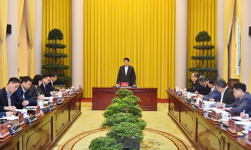 国家主席梁强（中）主持会议。（图：人民军队报）