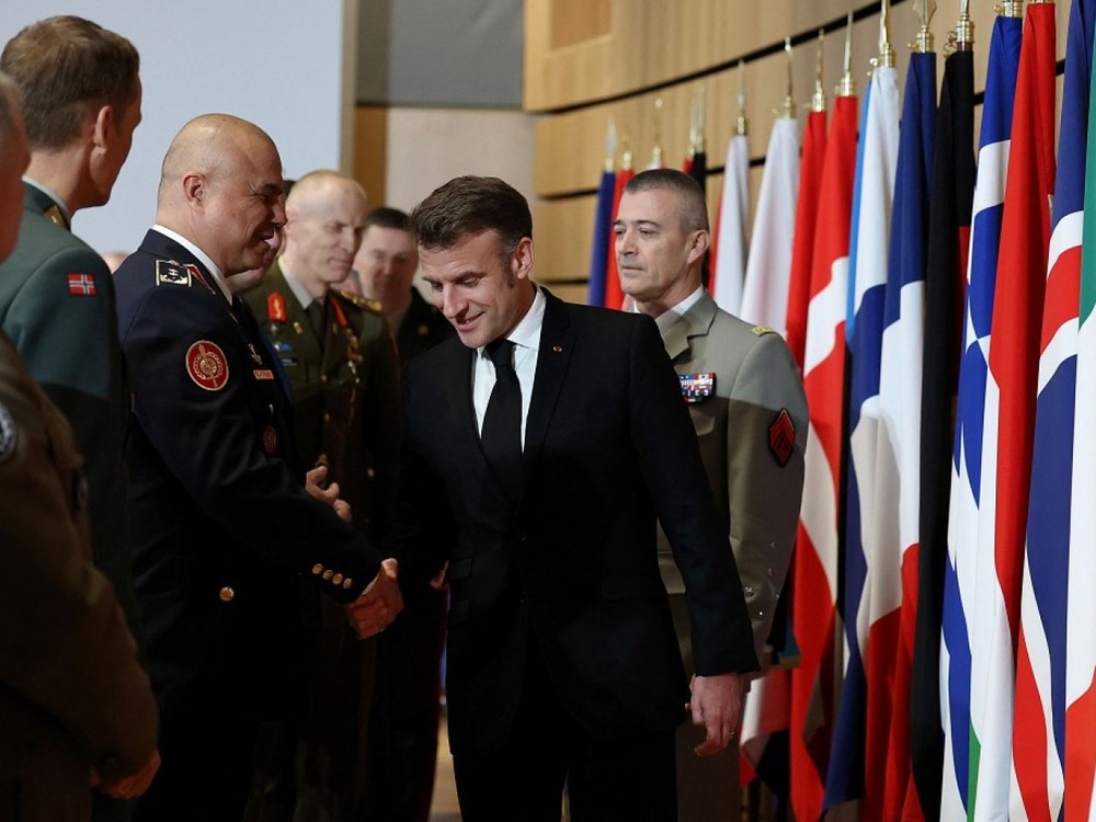 马克龙与欧洲及北约国家的军方首脑会面。（图：路透社）