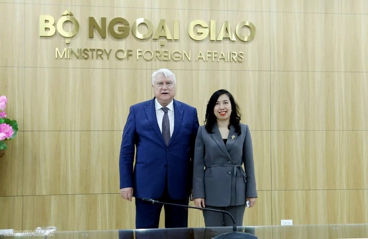 外交部副部长黎氏秋姮（右）与俄罗斯卡卢加州副州长弗拉基米尔‧波将金。（图：baoquocte.vn）