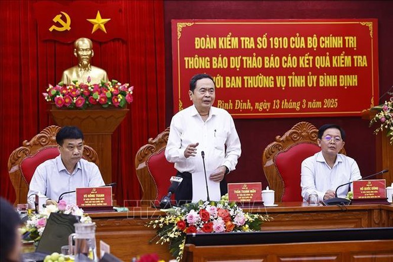 国会主席陈青敏（中）主持会议并发表讲话。（图：越通社）