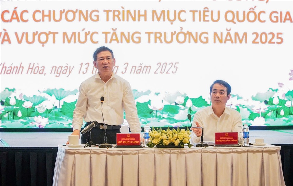 政府副总理胡德福（左）在会议上发表讲话。（图：民族报）