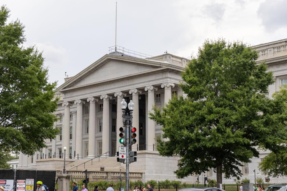 这是2024年7月29日在美国首都华盛顿拍摄的美国财政部大楼。（图：新华社）