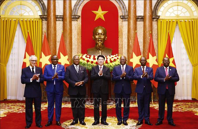 国家主席梁强（中）同前来呈《国书》的各国大使合影。（图：越通社）