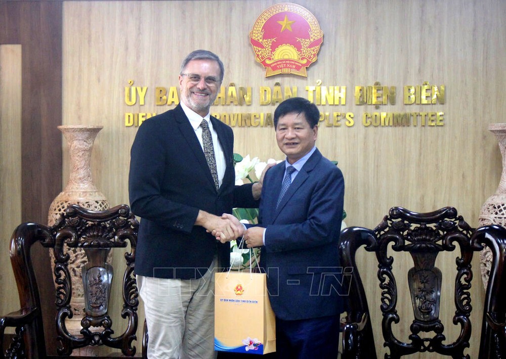 奠边省人委会主席黎成都向法国驻越南特命全权大使奥利维耶‧布罗谢赠送纪念品。(图:越通社) dien-bien.jpg