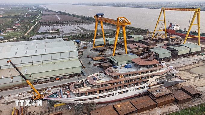 海防市钦河造船厂紧锣密鼓完成新钉造轮船订单。