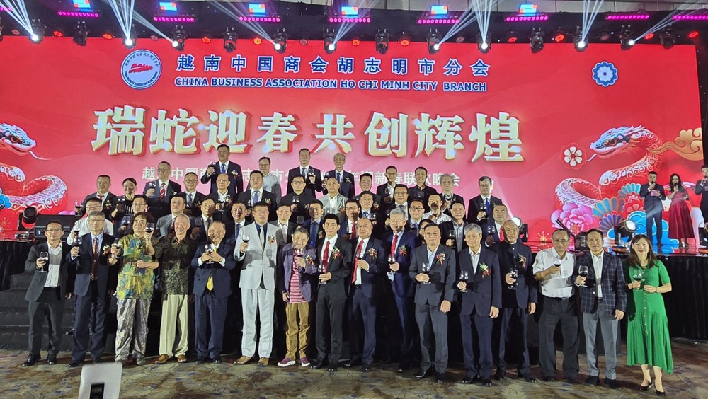 中国驻本市总领事与商会理监事、单位代表合照。