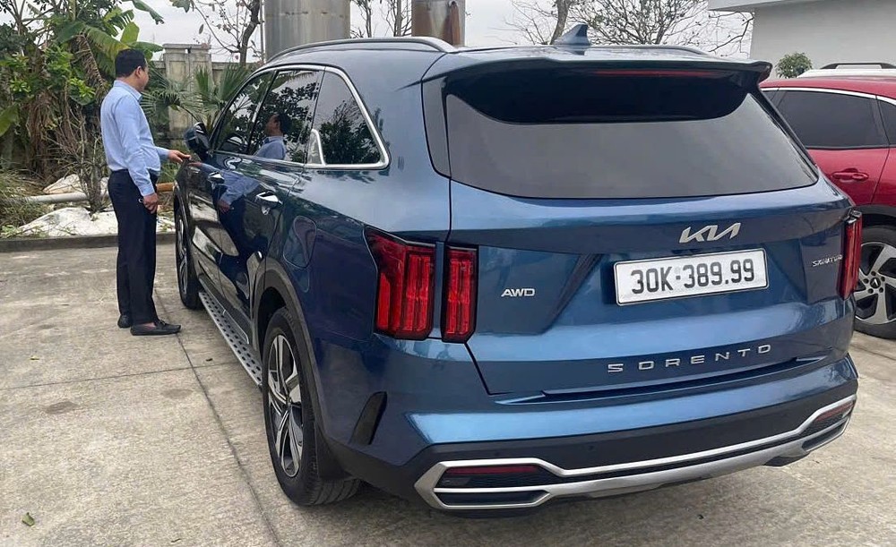 挂假车牌的汽车。