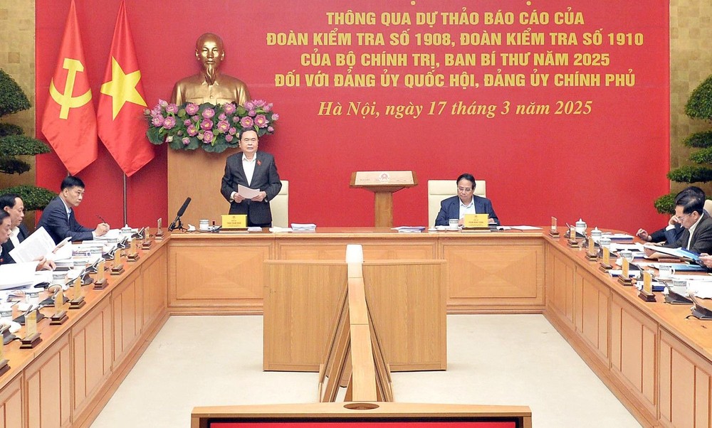 国会主席陈青敏（站）在会议上致辞。（图：国会）