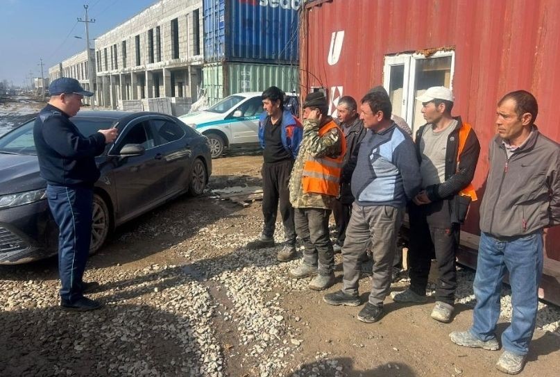 图为哈萨克警方去年在工地进行安全检查，打击非法移民。（图：gov.kz）