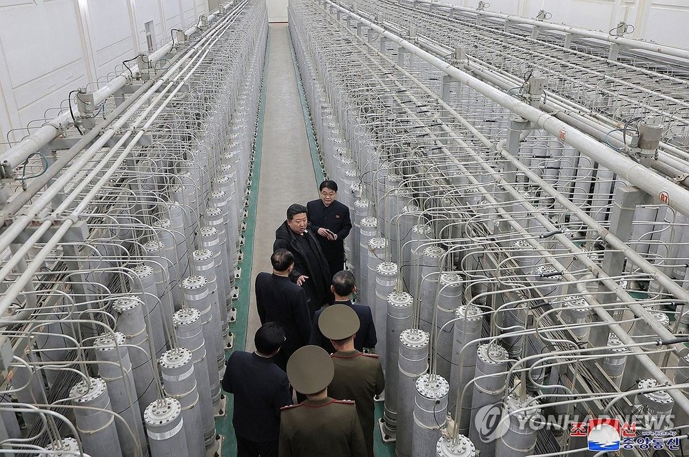 朝鲜最高领导人金正恩视察一铀浓缩基地。(图:韩联社/朝中社)