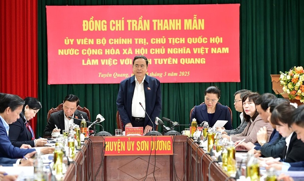 国会主席陈青敏(中)主持会议并发表讲话。(图:PV)