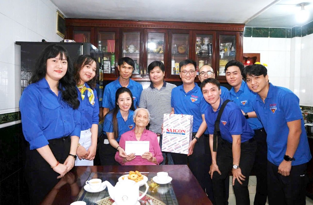 《西贡解放报》共青团探望越南英雄母亲武氏岁。