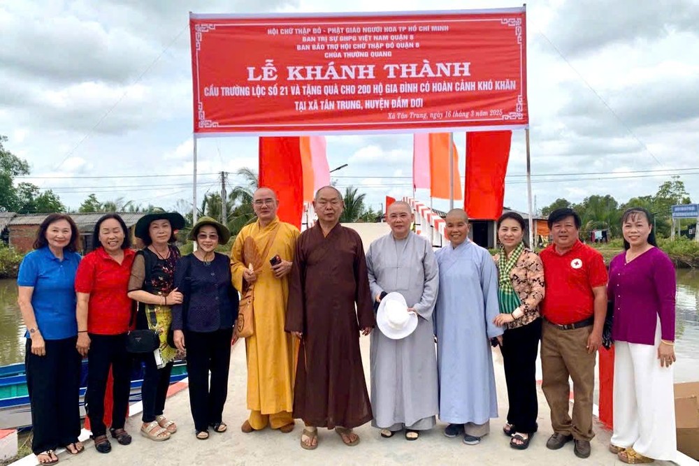 各赞助单位和代表出席桥梁落成仪式。