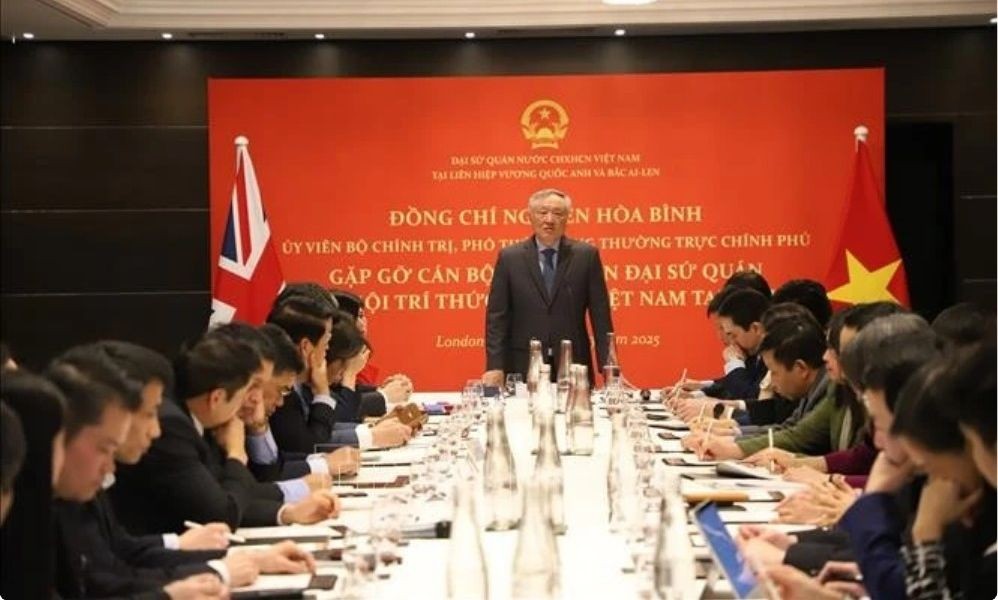 政府常务副总理阮和平会见旅英及爱尔兰越南知识份子协会代表。（图：越通社）