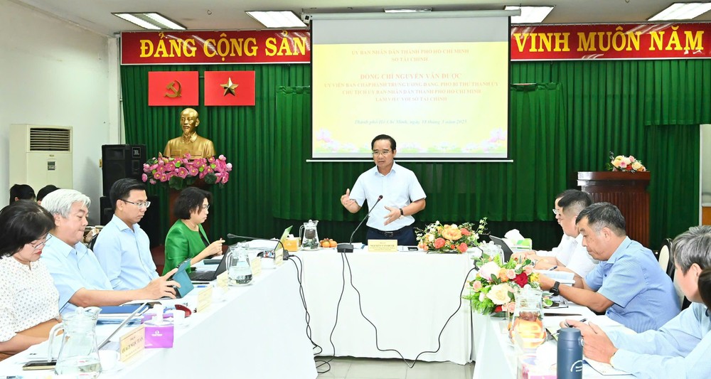 市人委会主席阮文得(中)主持会议。(图:越勇)