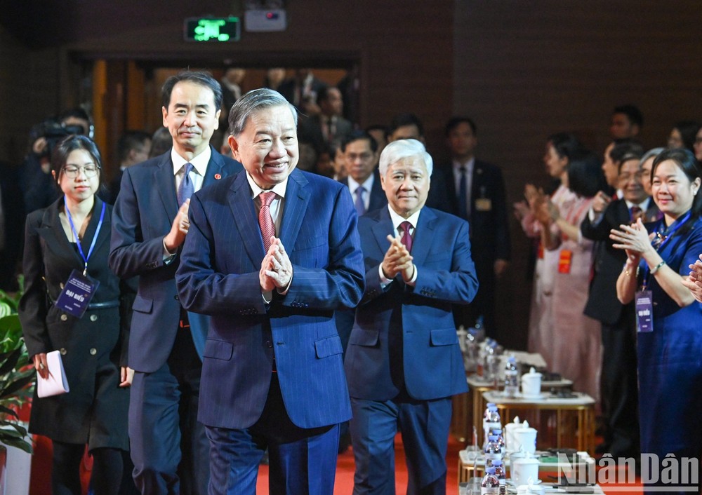 苏林总书记亲切会见了越中各时期留学生。（图：人民报）