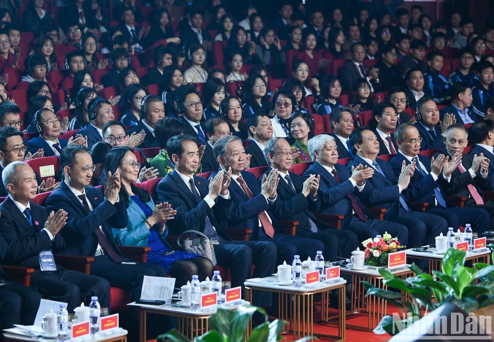 苏林总书记、中国驻越南大使何炜以及党和国家领导人和与会代表出席。 （图：人民报）