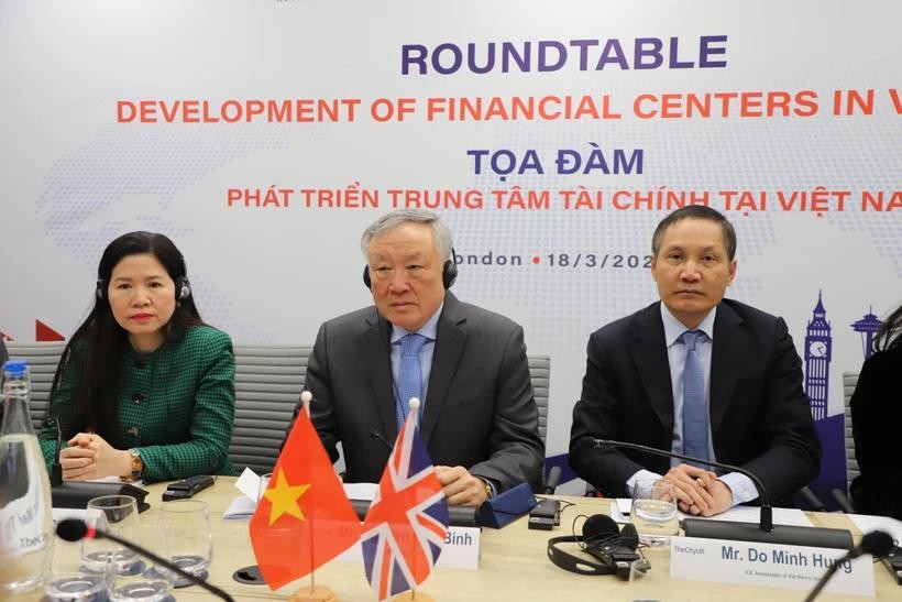 政府常务副总理阮和平(左二)出席关于建设和开发国际金融中心的座谈会。(图:越通社)