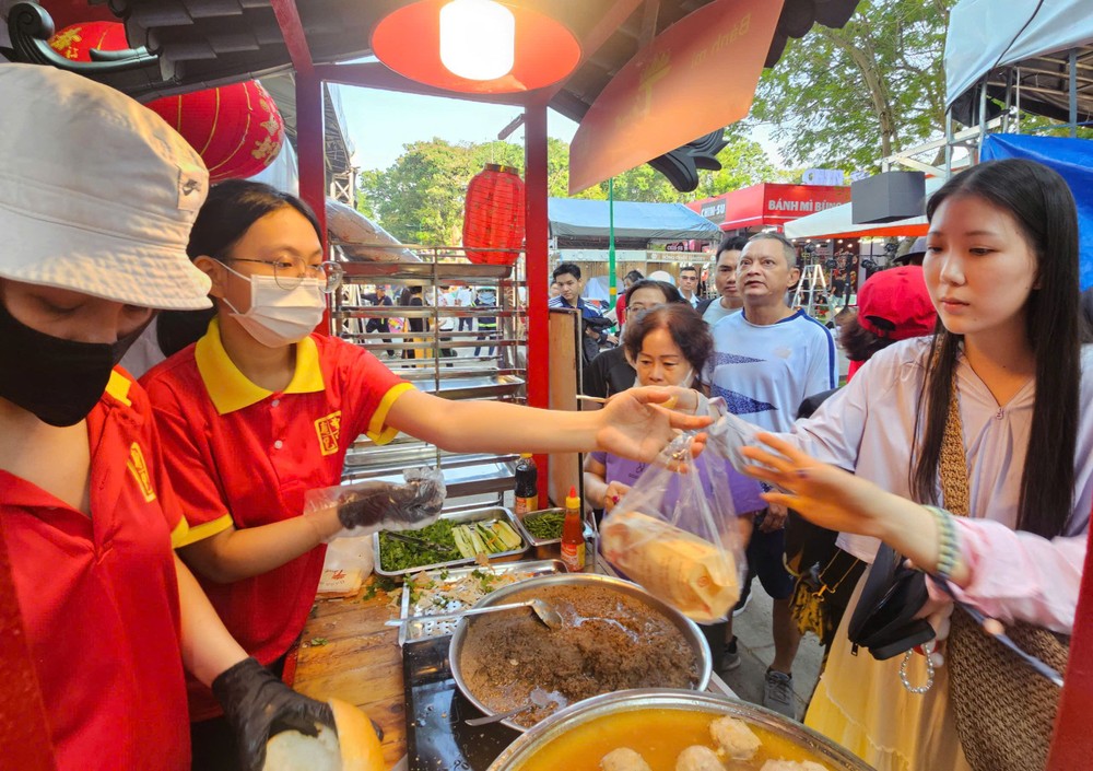 华人企业「曾家」面包店一早便吸引大批顾客排队购买，场面热闹非凡。