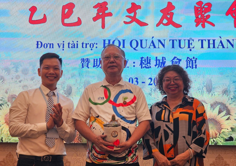 华文文学分会向穗城会馆致谢。