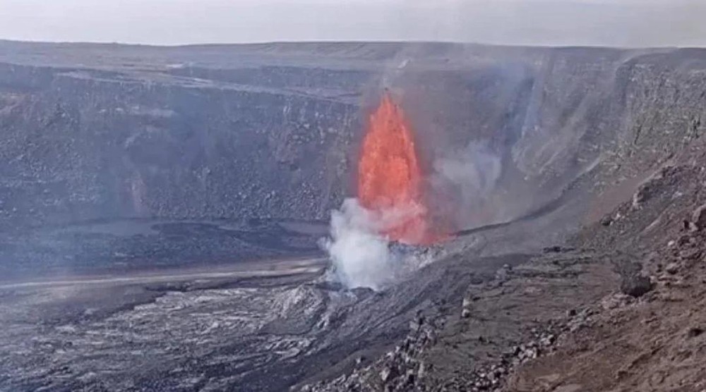 基拉韦火山喷射高达700英尺、鲜红色的“熔岩喷泉”。（图：互联网）