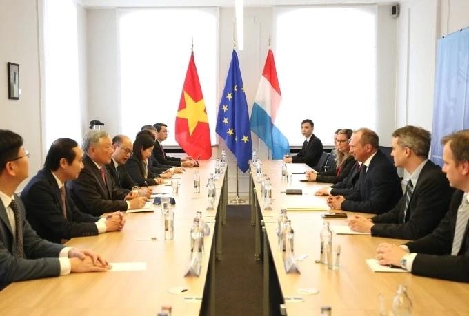 政府常务副总理阮和平同卢森堡财政大臣罗特进行工作座谈。
