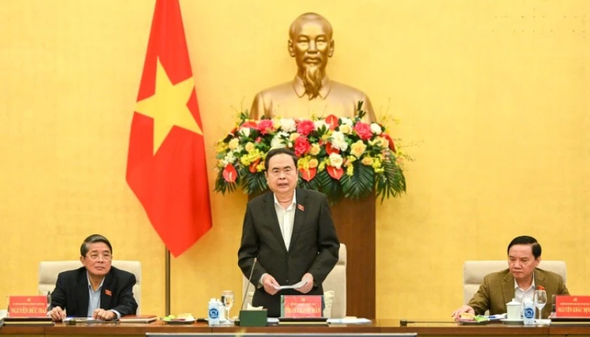 国会党委常务处核查与修订《宪法》