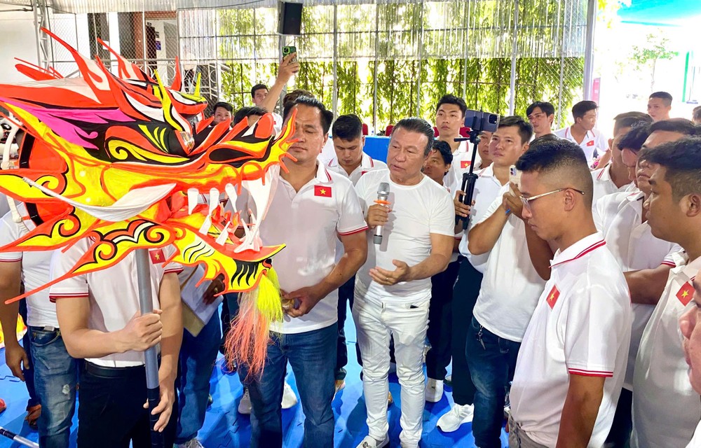 刘剑昌师傅正在给学员讲解。