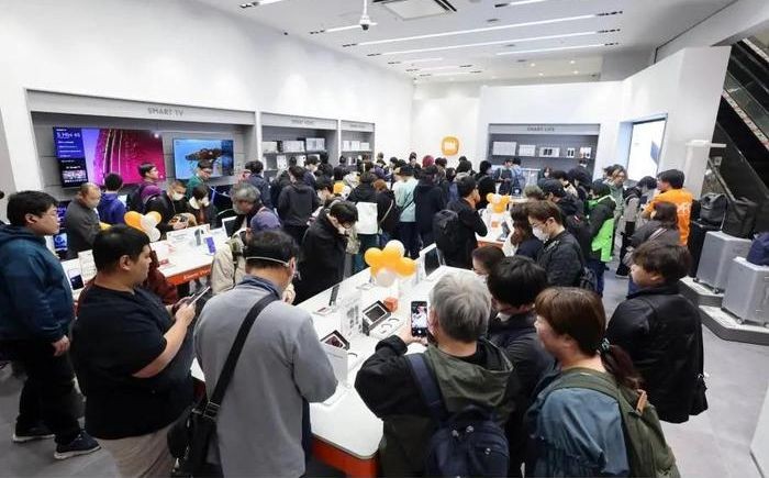 小米科技在埼玉市开设首家门店,店内开业吸引不少人潮。 (图:X平台)