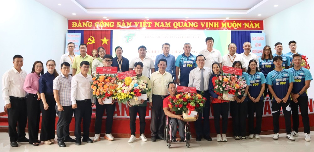 市委宣教与民运处代表团同取得诸多成绩和贡献的团体和个人合影留念。（图：青松）