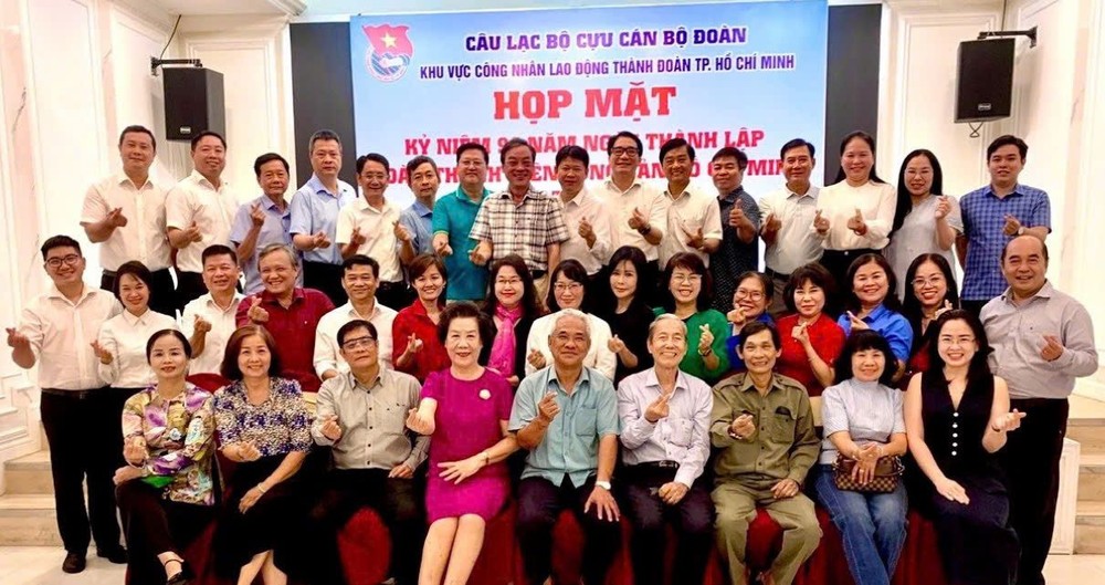 南方越南胡志明共青团原团干部为筹备聚会工作合照留念。