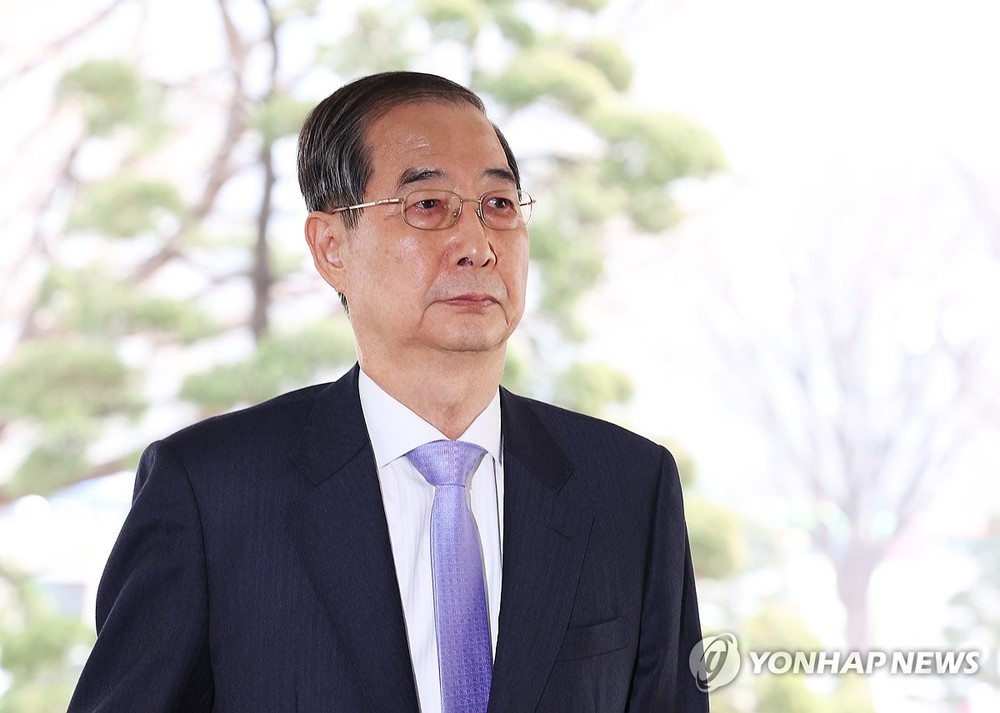 3月24日，韩国宪法裁判所（宪法法院）驳回国会针对国务总理韩悳洙发起的弹劾案。由此，韩悳洙立即恢复代总统职务。图为韩悳洙前往政府大楼上班。（图：韩联社）