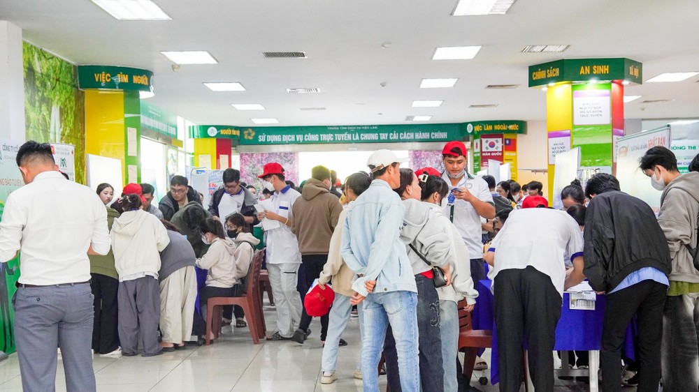 众多年轻求职者前来芹苴市就业劳务中心寻求就业机会。（图：芹苴市就业劳务中心）