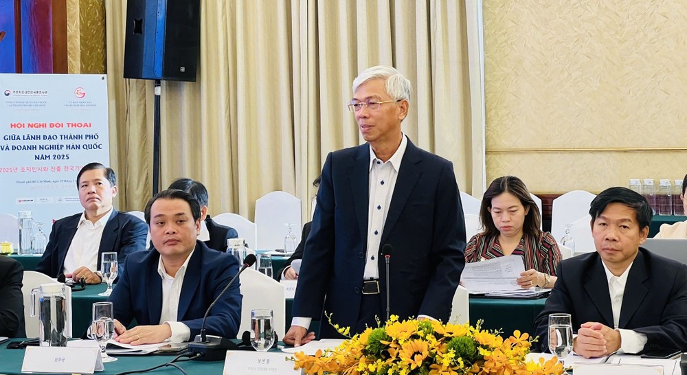 市人委会副主席武文欢（中）在会议上致开幕词。