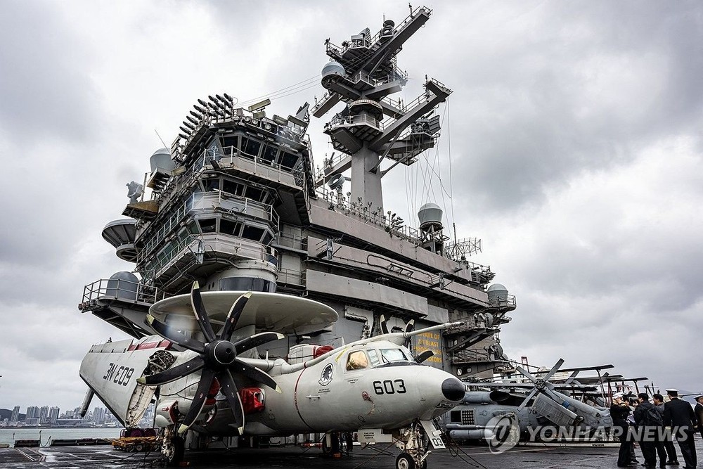 3月3日，在釜山作战基地，美国海军第一航母打击群麾下“卡尔·文森”号核动力航母甲板上停放着F/A-18战斗机等多架军机。（图：韩联社）