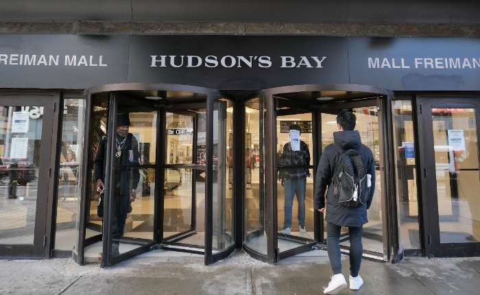 顾客在零售企业哈德逊湾公司一家门店进出。（图：互联网）